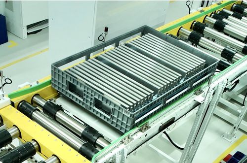 左手訂單右手?jǐn)U產(chǎn) 動(dòng)力電池產(chǎn)業(yè)迎來爆發(fā)式增長，搶人大戰(zhàn)悄然上演